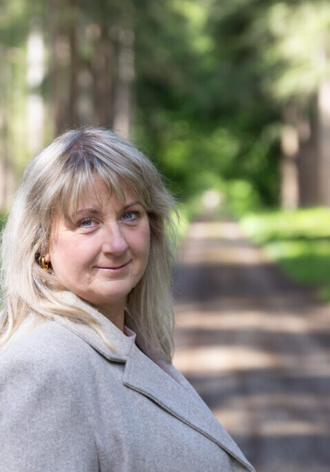 Patricia de Graaf van Massagepraktijk Liefzijn in Apeldoorn in haar sfeervolle massagepraktijk voor ontspanning, rust en persoonlijke aandacht