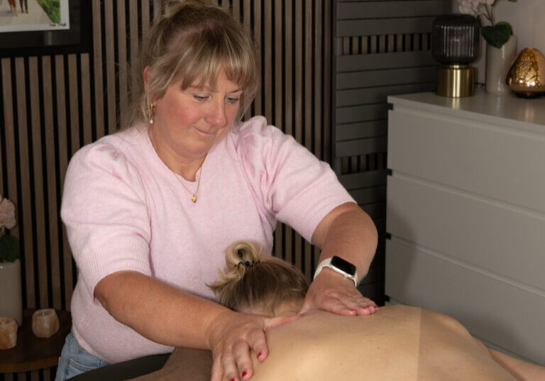 Massage bij fibromyalgie in Apeldoorn gericht op ontspanning, pijnverlichting en het verminderen van spier- en spanningsklachten.