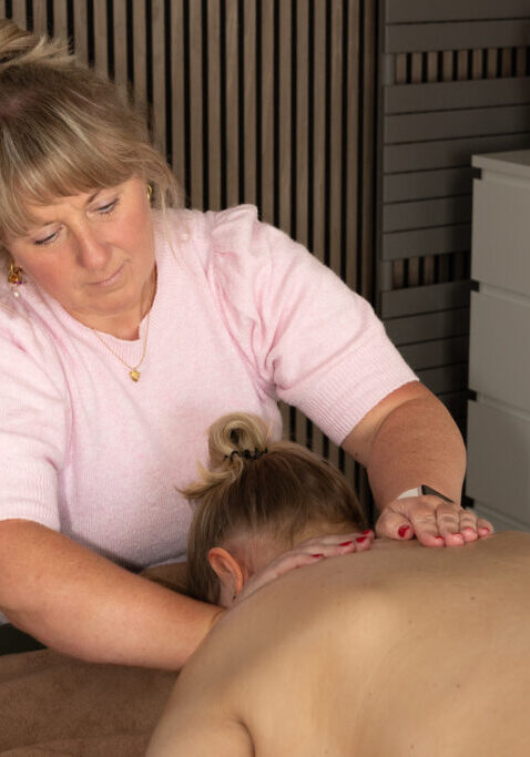 Patricia de Graaf van Massagepraktijk Liefzijn in Apeldoorn in haar sfeervolle massagepraktijk voor ontspanning, rust en persoonlijke aandacht
