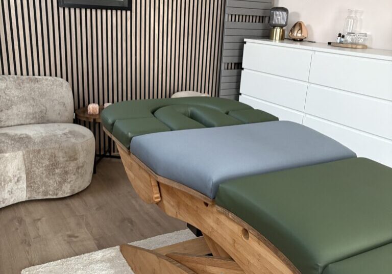 Sfeervolle praktijkruimte van Massagepraktijk Liefzijn met speciale zwangerschapstafel voor ontspannende zwangerschapsmassages in Apeldoorn.